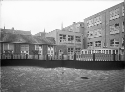 79084 Gezicht op de binnenplaats van de Ned. Hervormde Burgerschool voor Jongens (Domplein 4) te Utrecht.